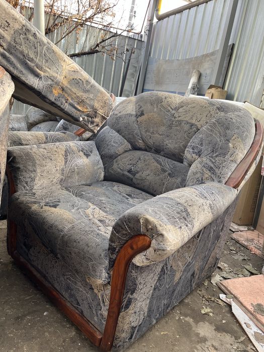 2 кресла  и один расклодной диван