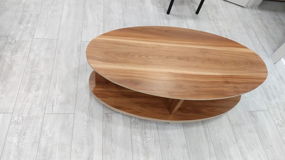 Продам журнальный стол на колесах.