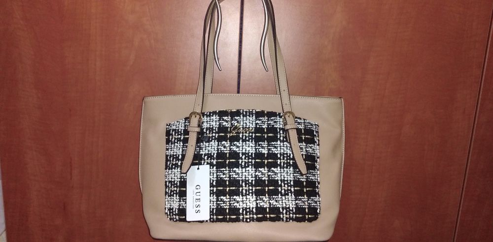 Geanta de dama, marca Guess.