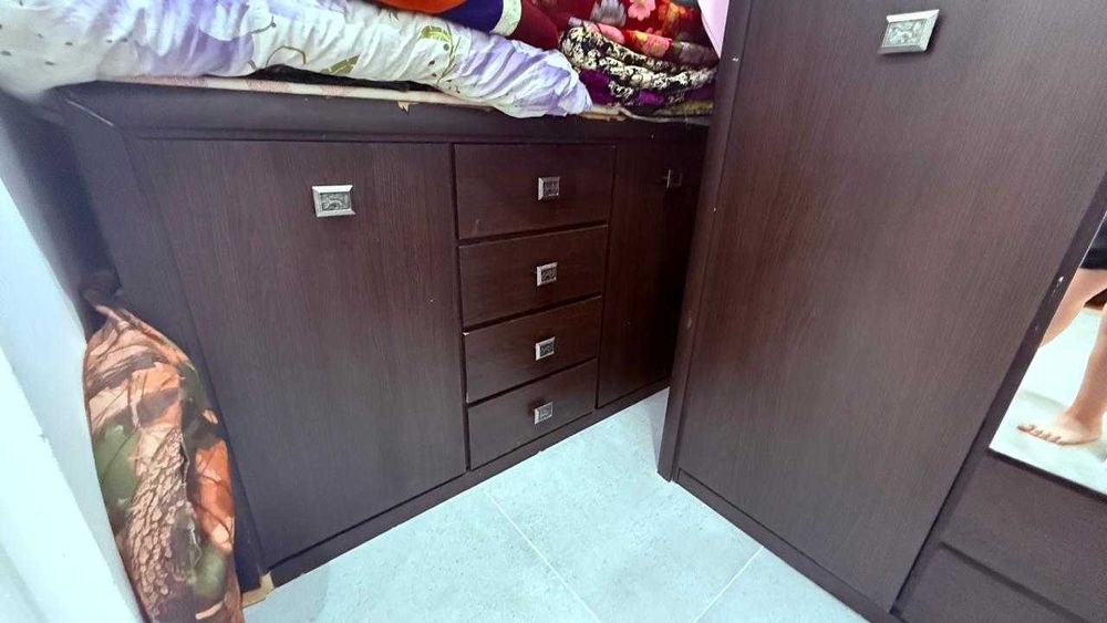 Шкаф с зеркалом и комод