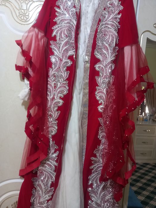 Qizil rangli Milliy kiyimi