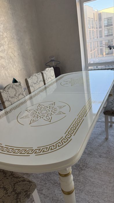 Стол для гостей или гостинной