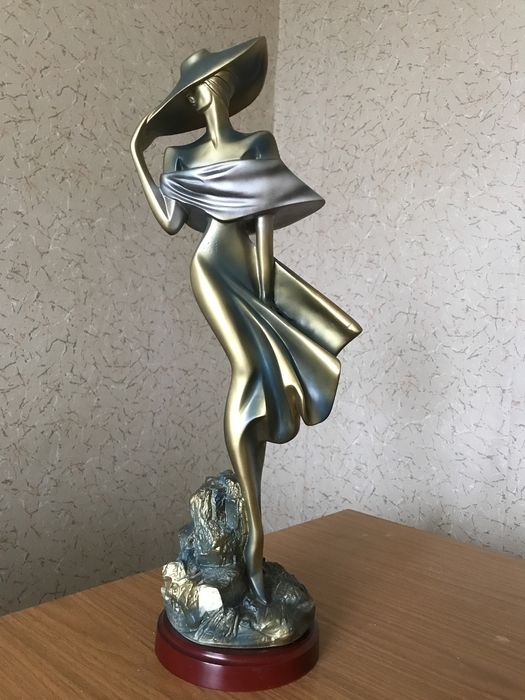 Статуэтка интерьерная «Девушка на ветру» гипсовая