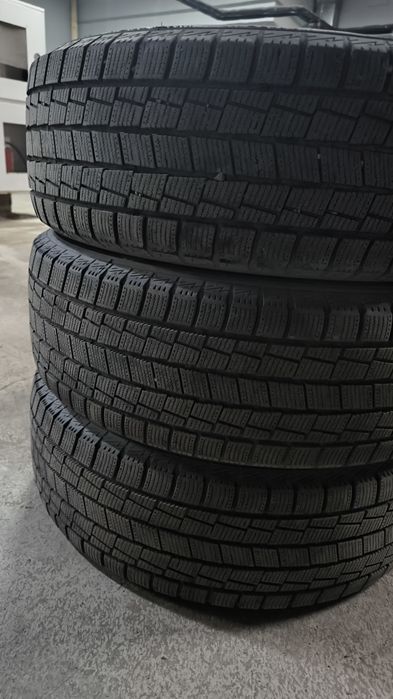 Три шины  235-60-R18  продам .