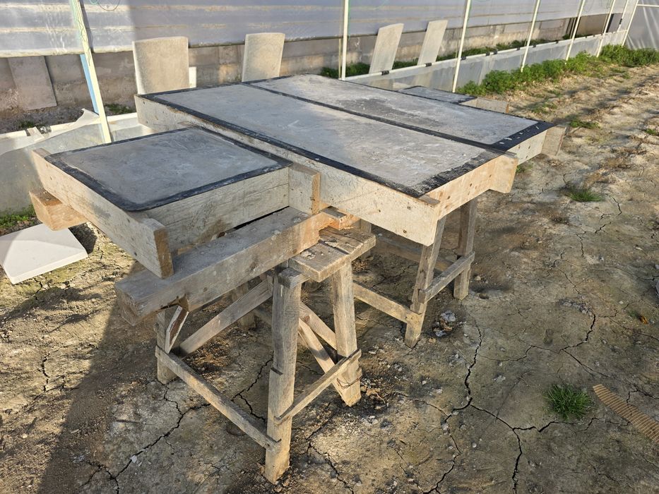 Vând 4  matrițe metal stalp, gard,2 matrițe coama gard,1 capac stalp!