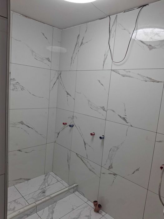 Майстор с двама работника