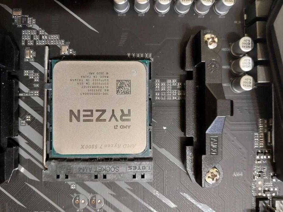 AMD Ryzen 7 5800X + Gigabyte B550 Aorus Elite Wi-Fi
