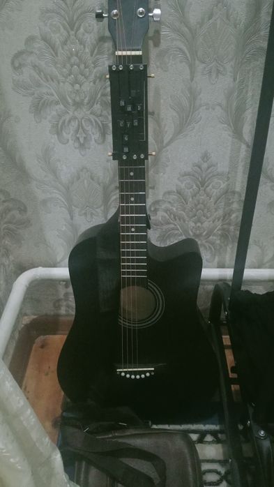 Гитара 1 ақ ай ысталған
