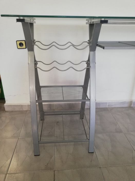 Бар маса с поставка за бутилки