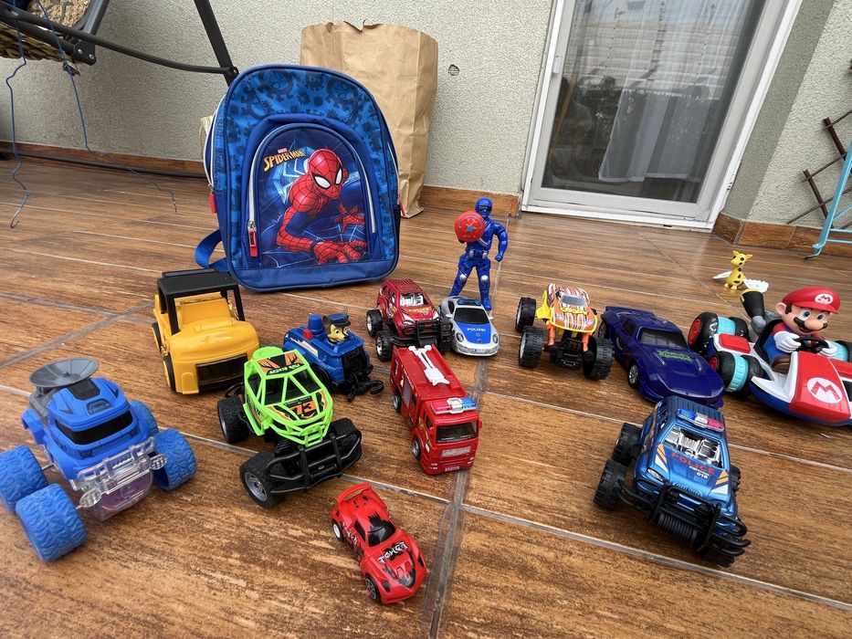 Vand jucarii , masinute si ghiozdan