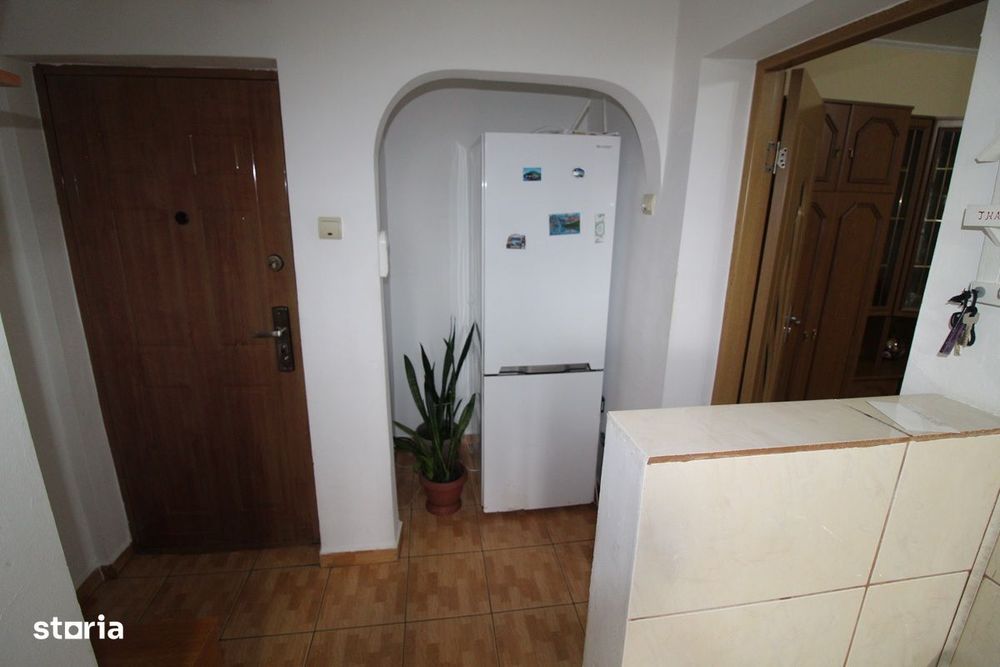 Vând apartament 2 camere în Hunedoara, Dunărea-Str. Cerbului, parter..