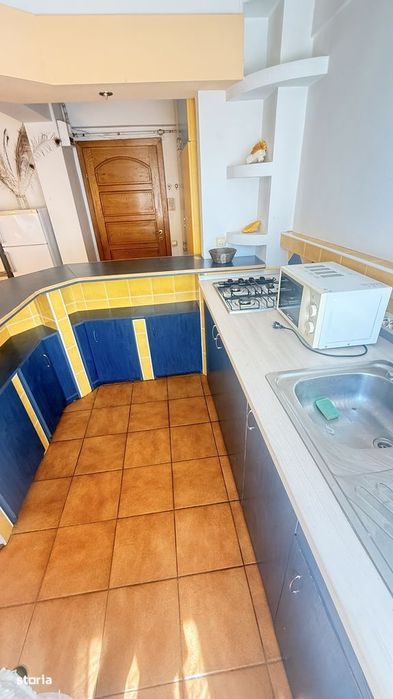 Apartament semidecomandat, Centru – Revoluției, etaj 1, mobilat!