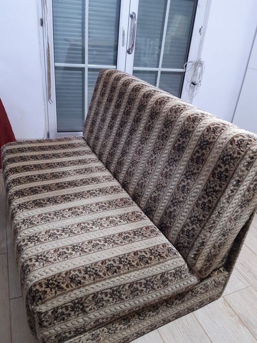 Canapea și masă de vânzare