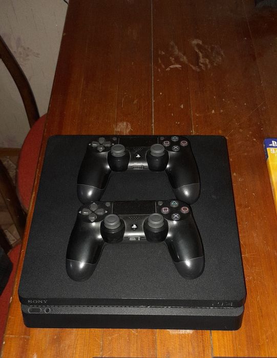 Продам Sony Playstation 4 slim 1Тб+2 геймпада +9игр
