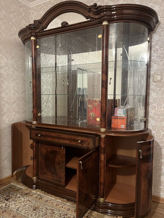 Горка в отличном состоянии шкаф