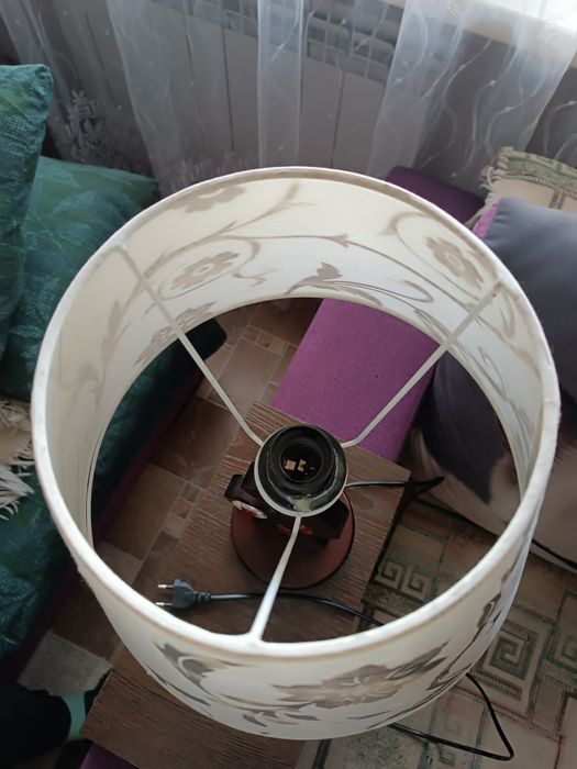 Продам лампу настольную