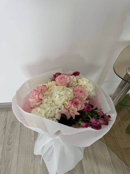 Свежие живые цветы состояни хорошие