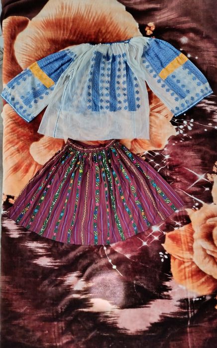 Costumație Tradițională Anul 1981 Pentru  Ocazie Specială or  Expoziți