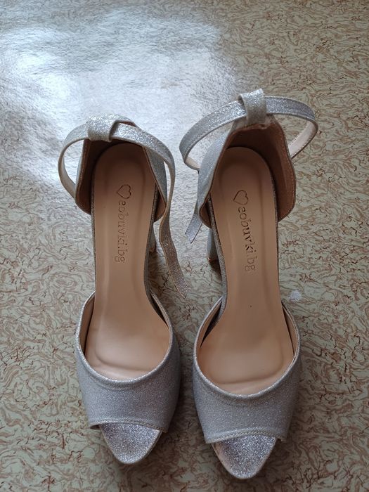 Сиви блестящи токчета