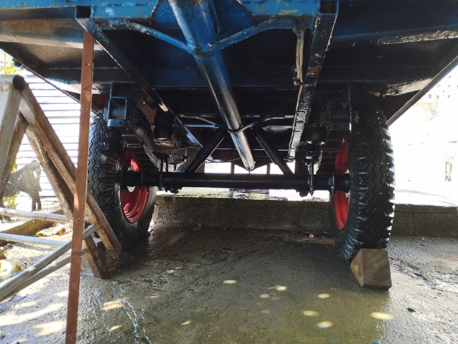 Трактор със оборудване и резервни части