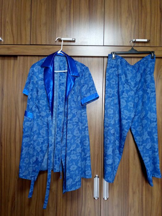 Женский костюм-халат с брюками из тонкой ткани.Размер 50-52.Цена 90тыс