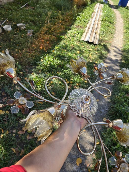 Продаем красивую люстру 6 рожков