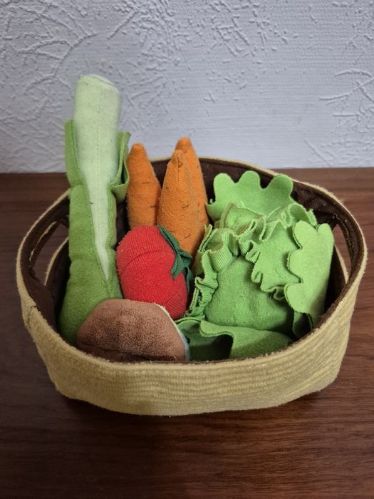 Развивающий комплект овощей фирмы IKEA (Щвеция) в идеальном состоянии.