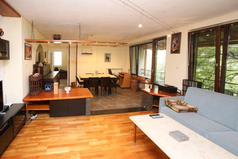 Дава се под наем Тристаен апартамент в София, Център - 140 кв.м за 1150 € - Снимка #1