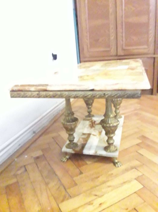 Masa dreptunghiulara cu blat onix si picioare din bronz