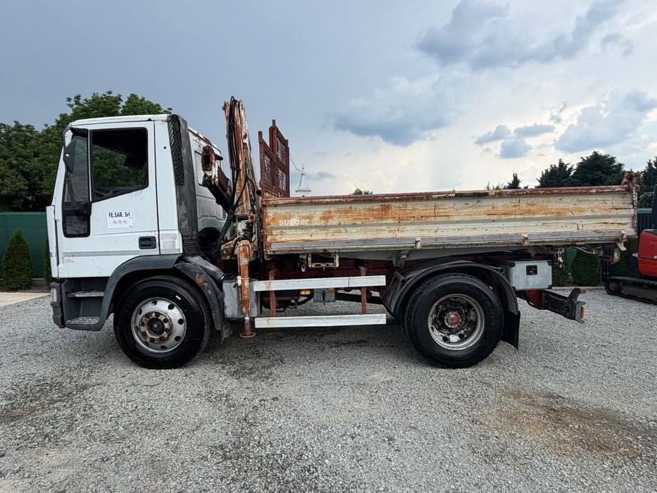 Camion basculabil cu macara