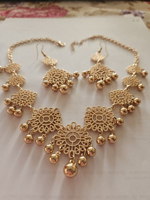 Красиво колие и обеци