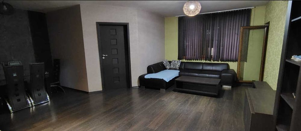 Дава се под наем Тристаен апартамент в Бургас, Изгрев - 95 кв.м за 306 € - Снимка #1