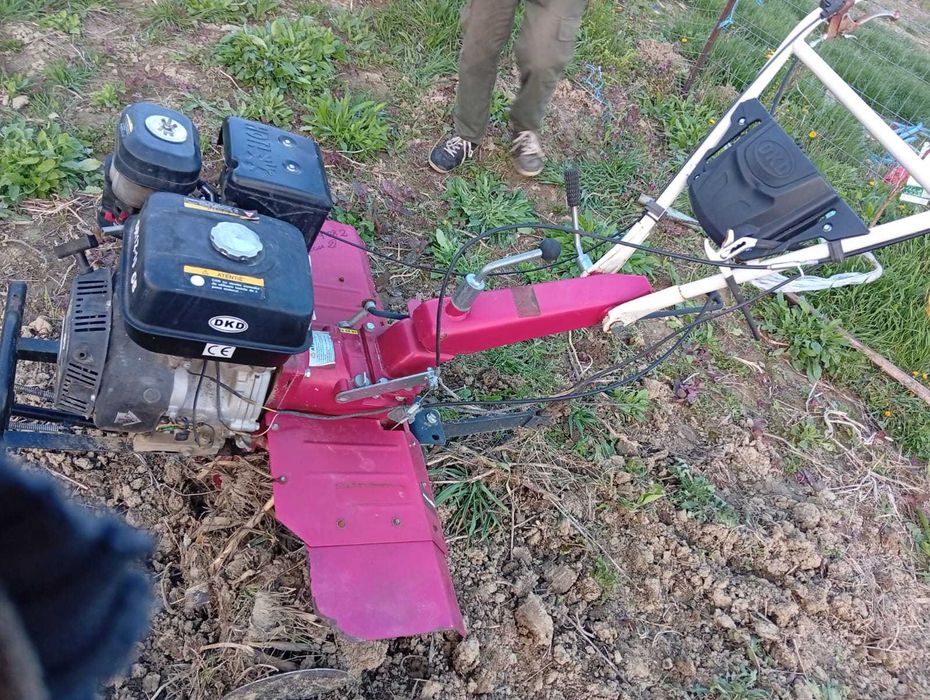 Vând motocultor 14 CP, benzină, cu carte, scaun freza plug și altele