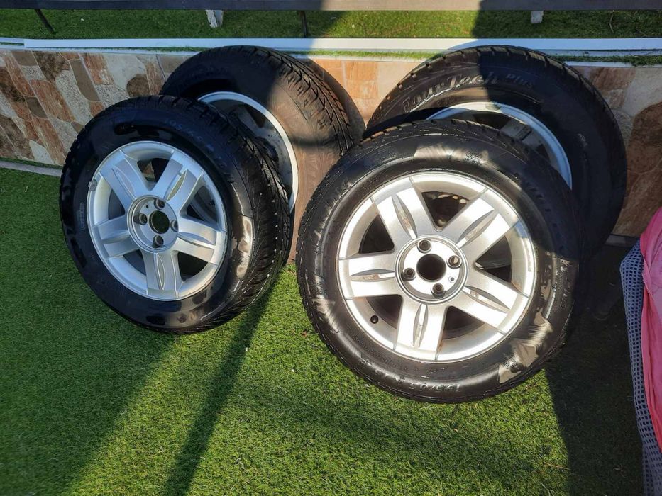 4 почти нови всесезонни гуми с оригинални Рено джанти