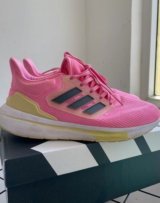 Женские беговые кроссовки Adidas 40 размер, хорошее состояние