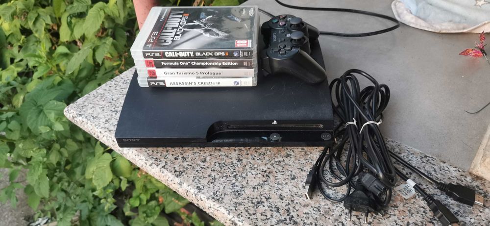 PS3 cu maneta si 4 jocuri