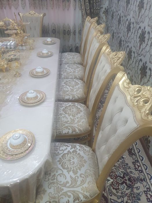 Шикарный стол со стульями