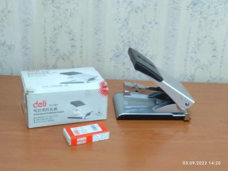 Степлер + дырокол, два в одном.