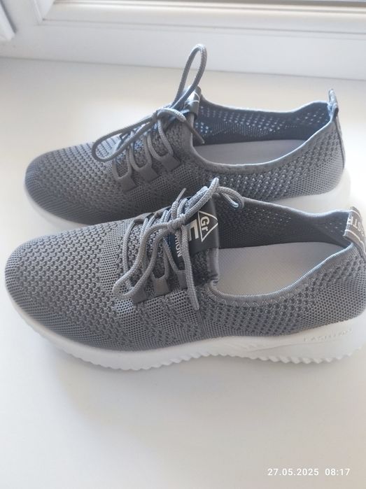 Женские кроссовки