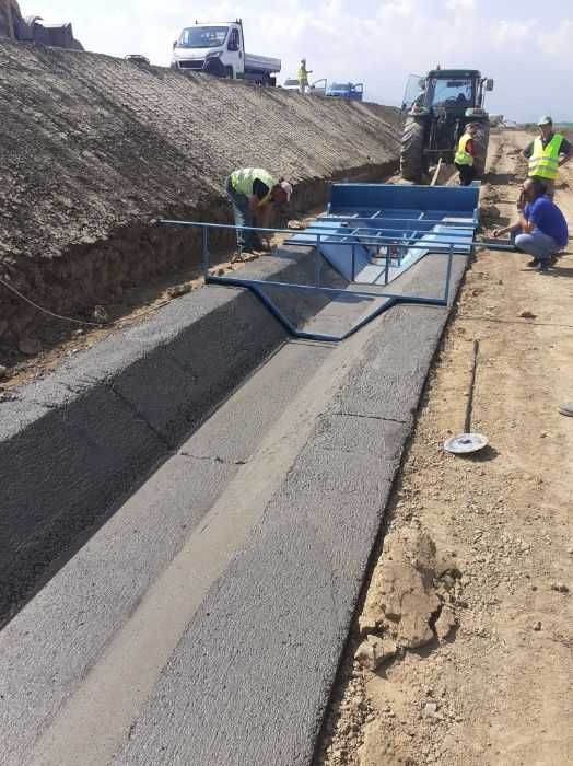 masina de turnat rigole trasa de buldoescavator