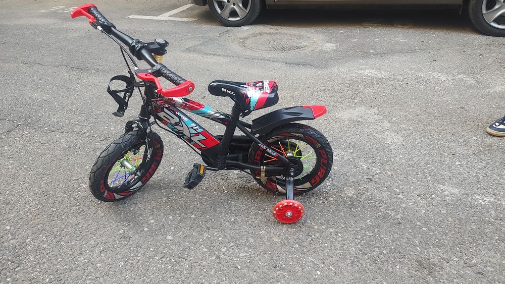 Vând bicicleta copii cu roti ajutatoare