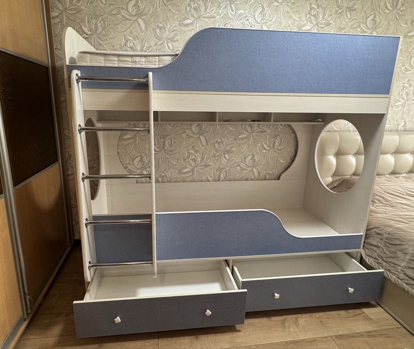 Продам двухъярусную кровать в отличном состоянии