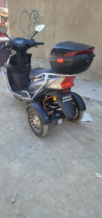 3 oyoqli skutr sotiladi