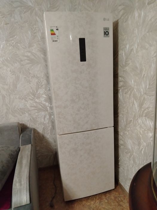 Холодильник новый хороший