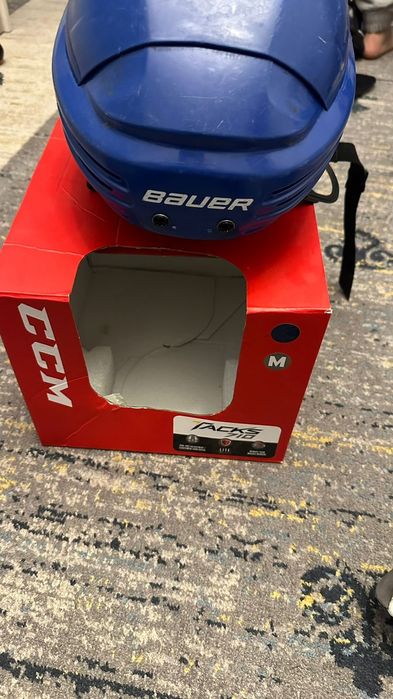 Коньки хоккейные, шлем