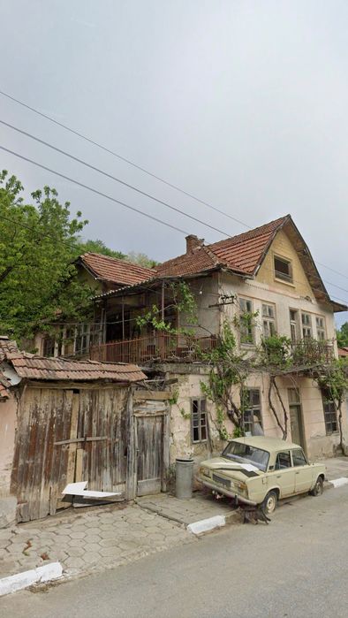 Къща с голям двор    1390 кв.м