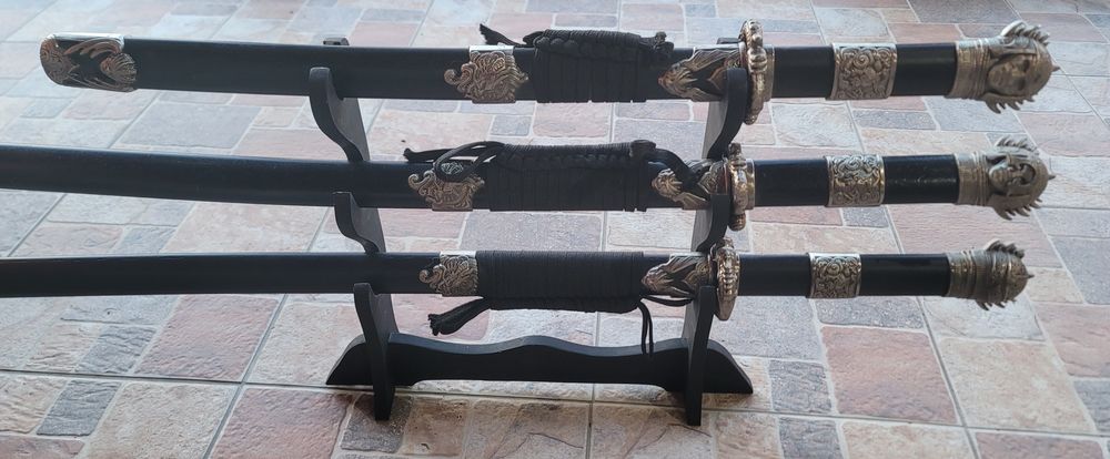 Panoplie decorativă cu 3 katane și suport din lemn