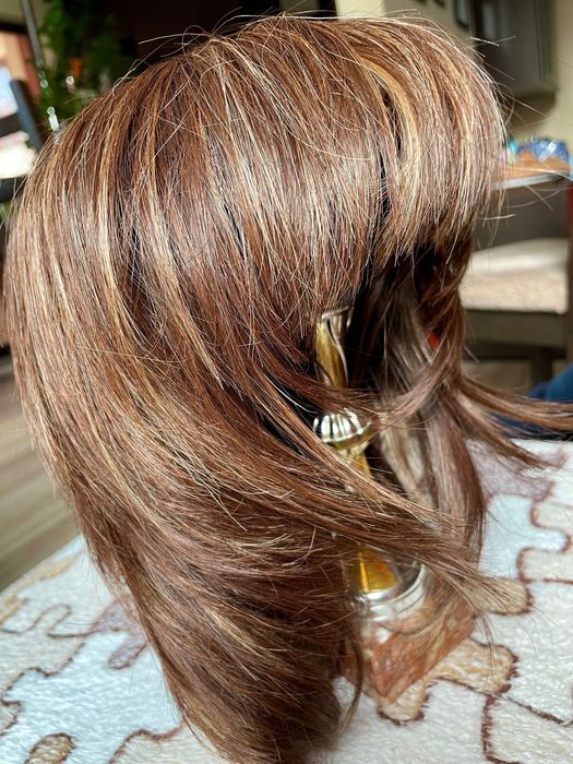 Перука - цвят кестеняв с дискретни по-светли кичури.