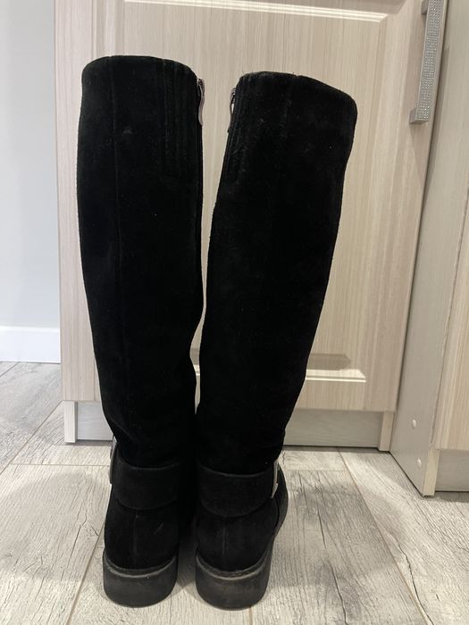 замшевые сапоги.