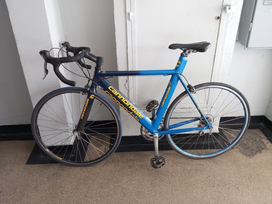 Vând cursiera cannondale
